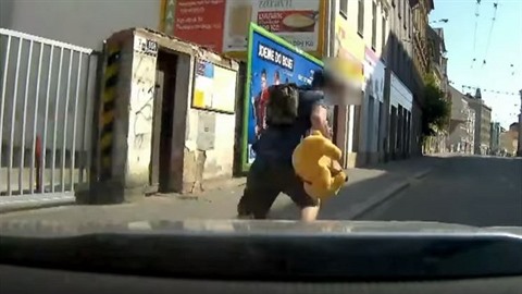 Hledaný recidivista peláil ped policejní hlídkou s plyákem v ruce.