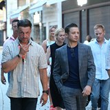 Jeremy Renner pichz na soukromou veei na uzavenm most u hotelu Embassy...