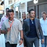 Jeremy Renner pichz na soukromou veei na uzavenm most u hotelu Embassy...