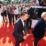 Jeremy Renner chvátá po červeném koberci, aby zakončil filmový týden ve Varech