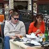 Tomáš Topolánek s partnerkou na obědě.