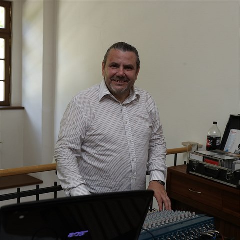 O hudbu se Milanovi staral Ji�� Proch�zka, kter� si zahr�l v poh�dce A� �ij� duchov� Janka Dlouh�ho.