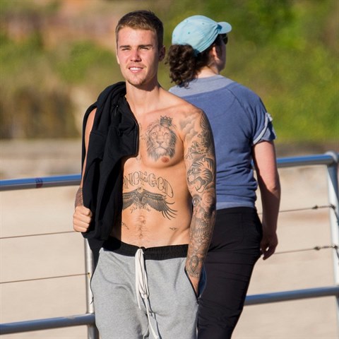 Justin m� dokonalou postavu.