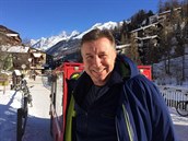 John Green prodává výcarský horský vzduch v láhvi.