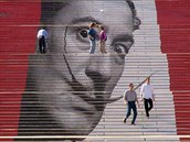 Salvador Dalí se dívá ze schodit djin umní ve Philadelfii.
