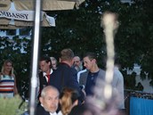 Jeremy Renner na uzavené lávce bhem soukromé veee u hotelu Embassy.