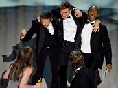 Jeremy se na Oscarech raduje se svými hereckými kolegy z filmu Smrt eká vude...