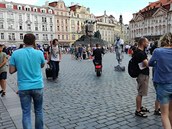 Koloběžky jsou v centru Prahy.