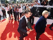 Jeremy Renner chvátá po erveném koberci, aby zakonil filmový týden ve Varech