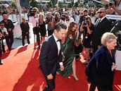 Jeremy Renner chvátá po erveném koberci, aby zakonil filmový týden ve Varech