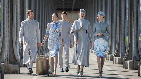 ínské aerolinky Hainan Airlines pekvapily novými uniformami pro personál.