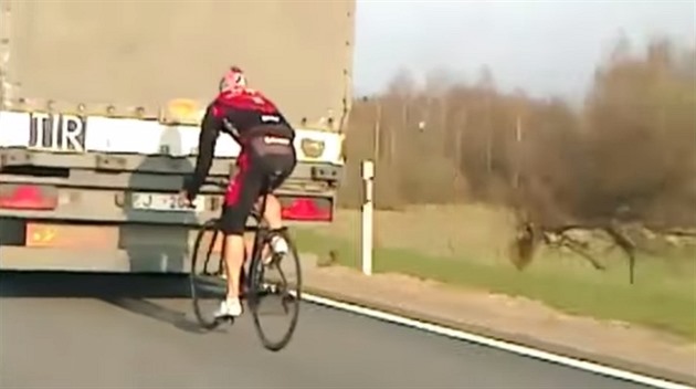 Cyklista za kamionem.