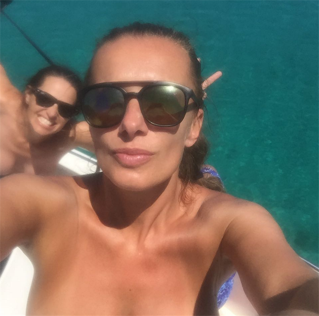 Alice Bendov� s kamar�dkou polonah� na lodi.