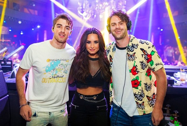 Demi Lovato a kluci The Chainsmokers