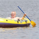 Miloš Zeman miluje vodu a voda miluje jeho.