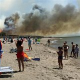 Takhle obří požár vypadal z místní pláže.