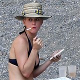 Katy si během slunění zapálila i několik cigaret.