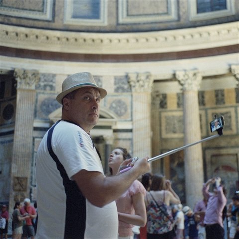 Itálie plošně zakazuje selfie tyče.