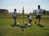Boek Slezáek se syny na fotbal golfu.