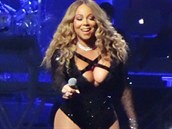 Mariah Carey má skuten boky jako skí.