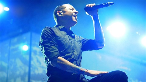 Chester Bennington z kapely Linkin Park spáchal sebevradu.