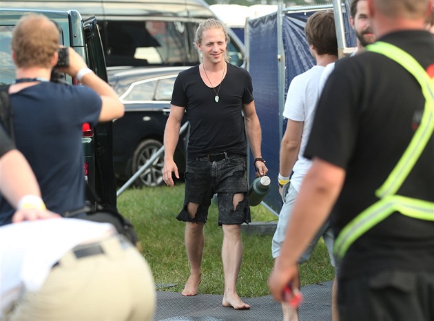 Tomáš Klus chodil po areálu bez bot.