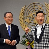 Jihokorejsk rapper Park Jae-sang alias Psy na nvtv budovy OSN.