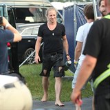 Tomáš Klus chodil po areálu bez bot.