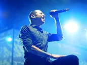 Chester Bennington z kapely Linkin Park spchal sebevradu.