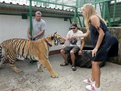 Andrea Bezdková nakrmila tygra.