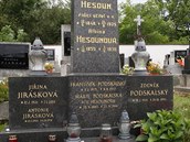 Zde je Jirásková pochovaná.