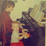 Děti Patrasové. Syn Felix a Anička u klavíru.
