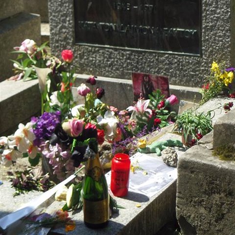 Alkohol se objevuje t na hrob Jima Morrisona v Pai.