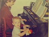 Dti Patrasové. Syn Felix a Anika u klavíru.