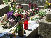Alkohol se objevuje té na hrob Jima Morrisona v Paíi.