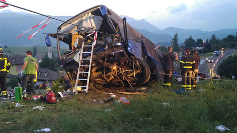 V Itálii havaroval autobus plný ech. idi na míst zemel