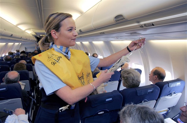 Bezpečnostní školení v letadle má své opodstatnění, ačkoli se mu cestující...