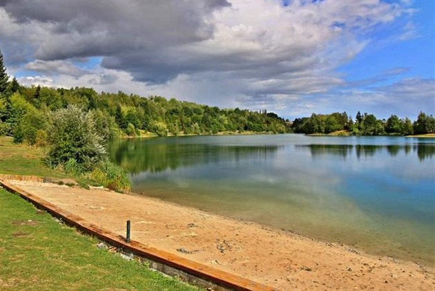 Stříbrné jezero u Opavy původně bývalo sádrovcovým lomem, ten byl však zatopen ...