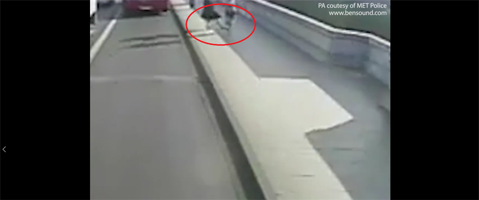 ena podkopnula mue a sama málem skonila pod autobusem.