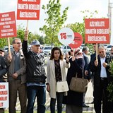 Najdou se i tac, kte proti Erdoganovu postupu protestuj.