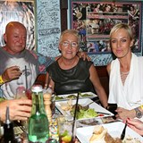 Zuzana Belohorcová s rodiči na večírku.