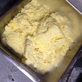 Pprava mchanch vajec: Prek se zalije horkou vodou, to utvo tuhou hmotu, kter se rozmak ouchadlem na brambory. Toto je vsledek.