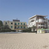 Ubytovací zařízení je situováno přímo u pláže mezi luxusními hotelovými...