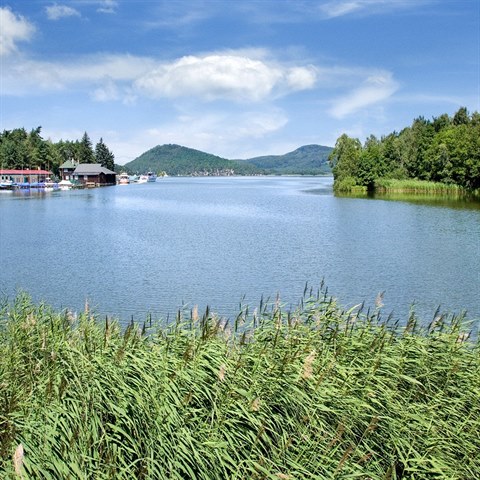 Notoricky znm Mchovo jezero se nachz v romantickm kraji nedaleko Doks a...
