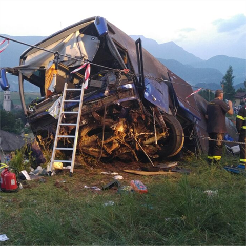 V Itálii havaroval autobus plný Čechů. Řidič na místě zemřel