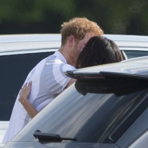 Meghan Markle a princ Harry na svatb Pippy Middleton.