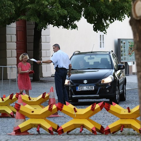 Sprva Praskho hradu nechv zkontrolovat vechny. Bez rozdlu.