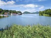 Notoricky známé Máchovo jezero se nachází v romantickém kraji nedaleko Doks a...