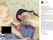Jordan Haj zveejnil video se svou nahou dcerkou.