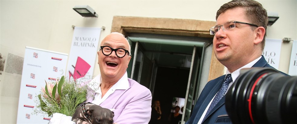 Jií Pospíil a Manolo Blahnik pi zahájení výstavy v praském Museu Kampa.